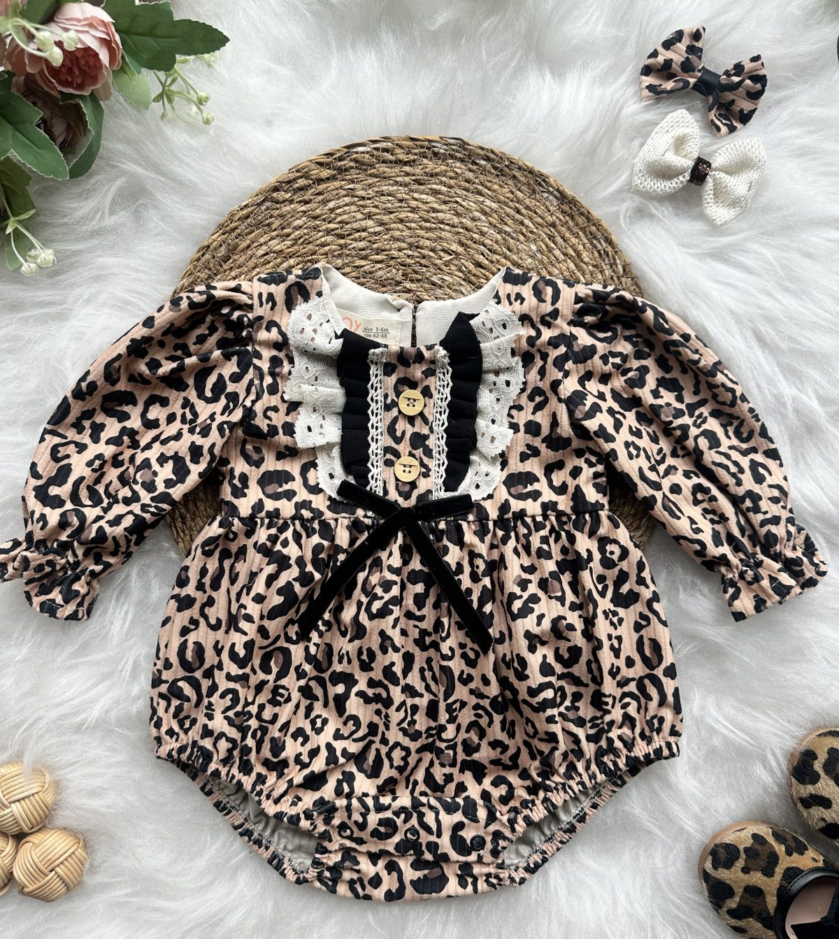 GRACE Leopar Desenli Uzun Kollu Dantel Detaylı Fiyonklu Kız Bebek Romper - Görsel 3