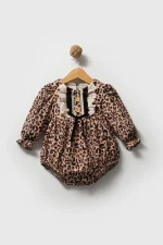 GRACE Leopar Desenli Uzun Kollu Dantel Detaylı Fiyonklu Kız Bebek Romper - Görsel 2